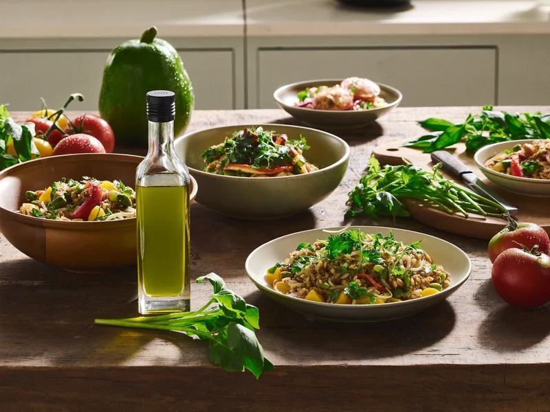 Verdure di stagione, cereali, olio ed erbe pronti per il piano settimanale